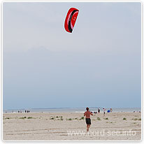 Drachen steigen am Strand von Rømø roemoe, insel, strand